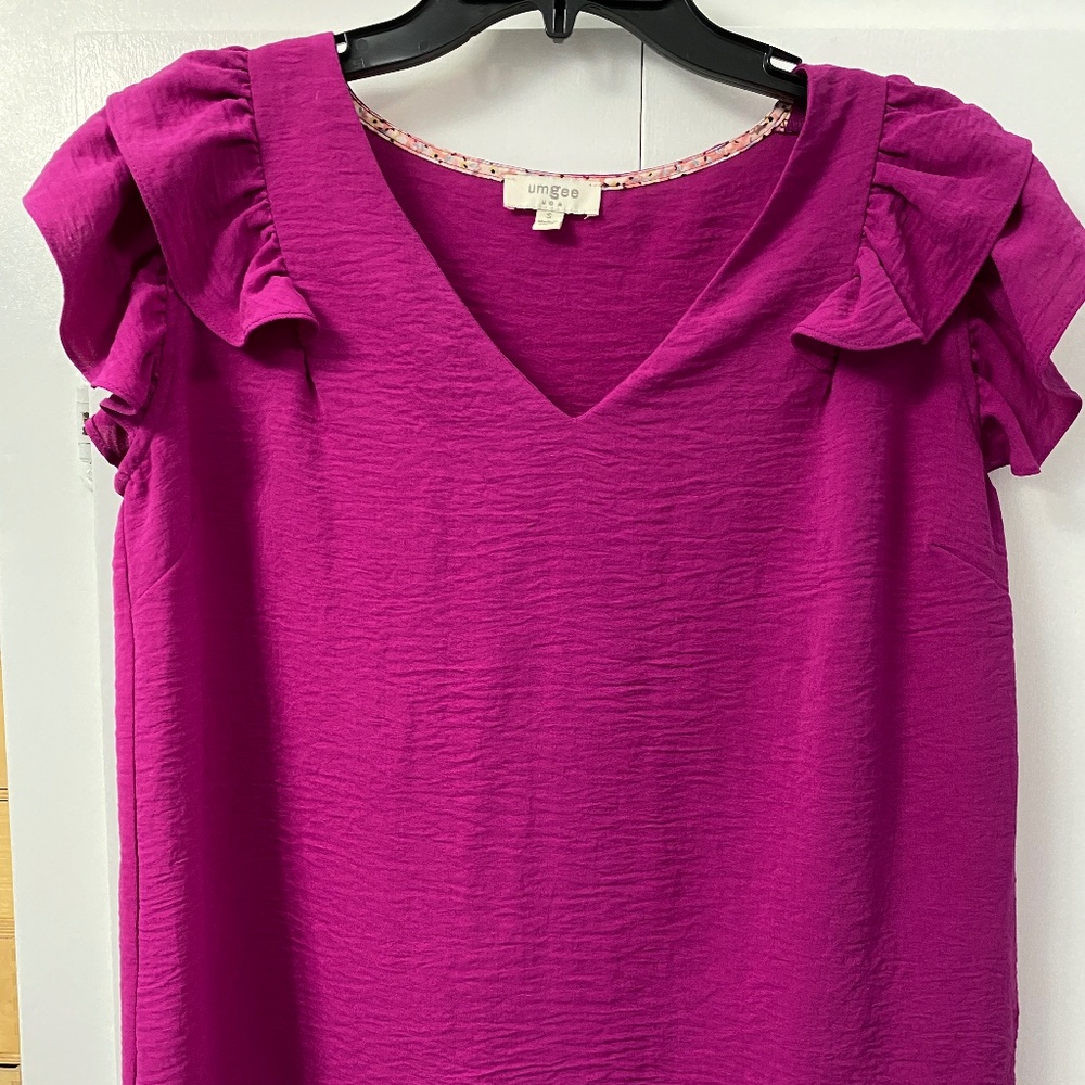 Umgee with bright pink ruffled capped sleeves - small
